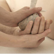 Kräuterstempel Massage im Detail